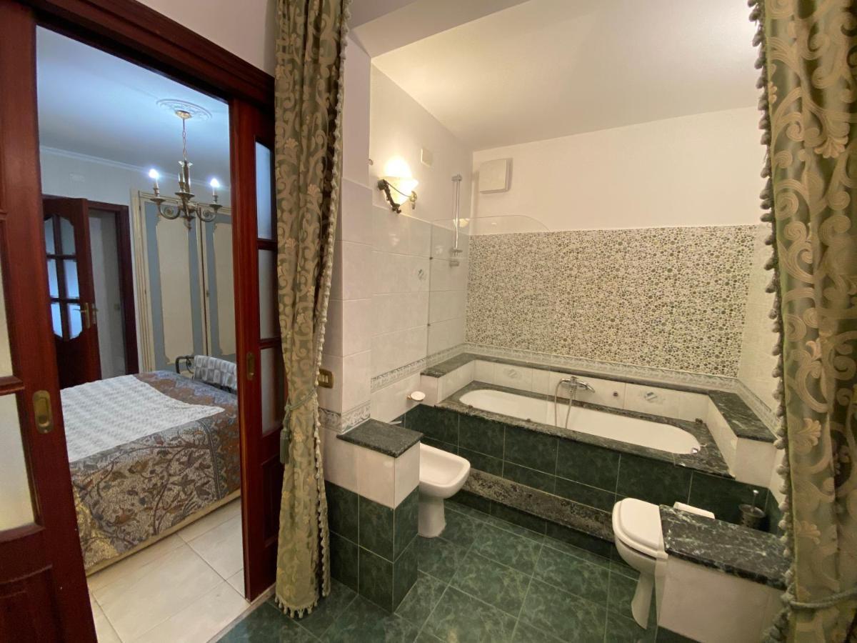Casa Kamalei, Tra Plebiscito E Lungomare Apartment Naples Luaran gambar